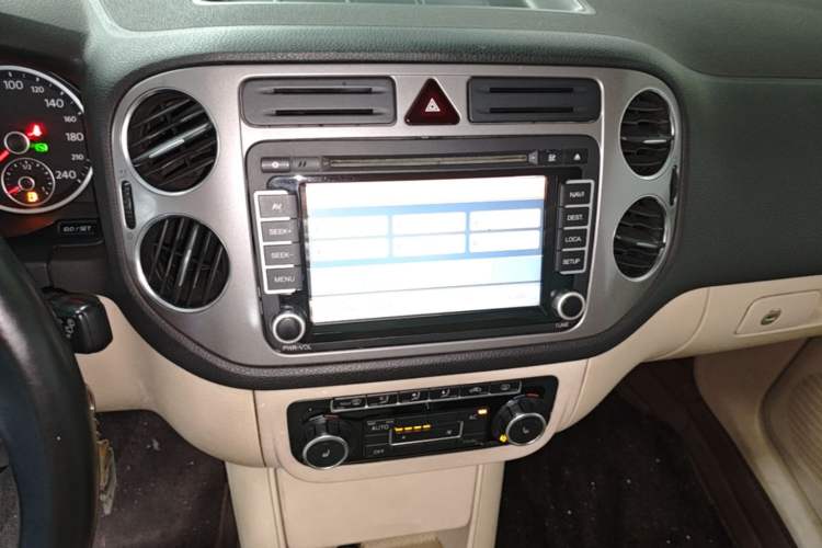Used Volkswagen Tiguan 2010 2.0 TSI Automatic All-Wheel Drive Flagship Edition Audio And AC Panel