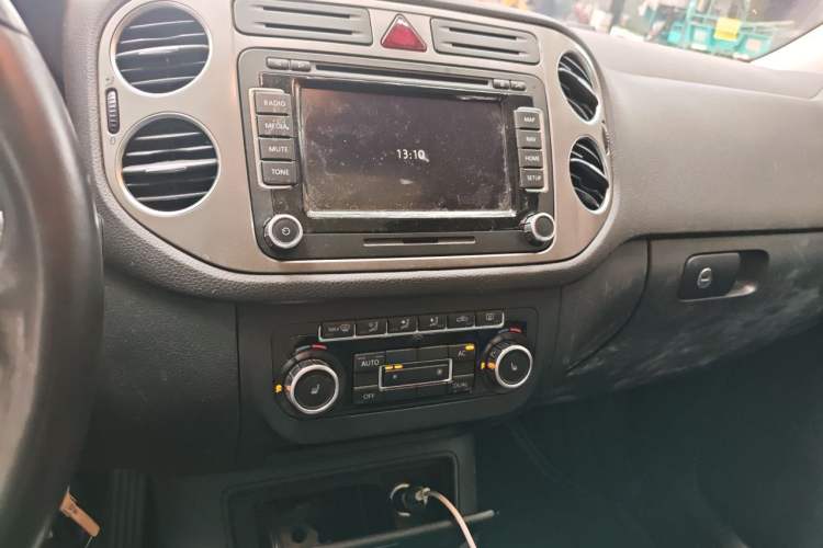 Used Volkswagen Tiguan 2010 2.0 TSI Automatic All-Wheel Drive Flagship Edition Audio And AC Panel