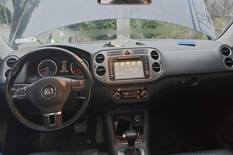 Used Volkswagen Tiguan 2010 2.0 TSI Automatic All-Wheel-Drive Elite Edition Center Console