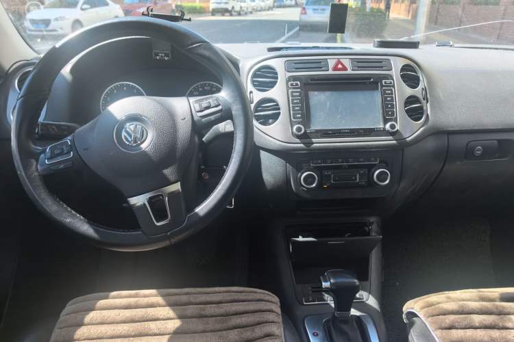 Used Volkswagen Tiguan 2010 1.8 TSI Automatic Two-Wheel Drive Urban Edition Center Console