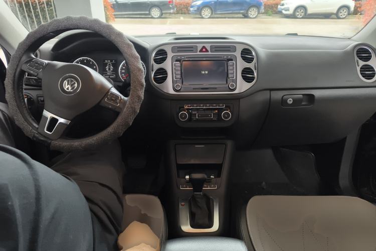 Used Volkswagen Tiguan 2010 2.0 TSI Automatic All-Wheel Drive Flagship Navigation Edition Center Console