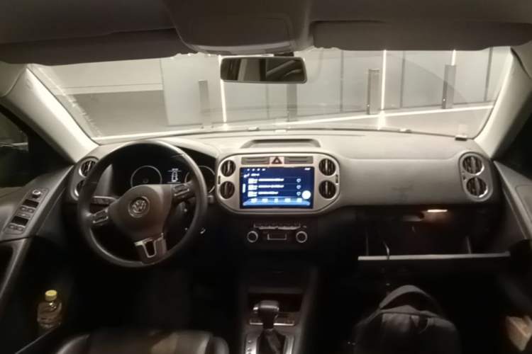 Used Volkswagen Tiguan 2010 1.8 TSI Automatic All-Wheel Drive Fashion Edition Center Console