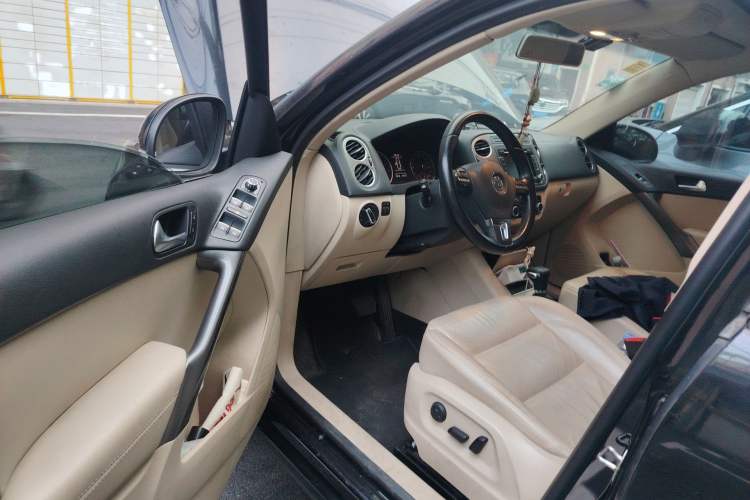 Used Volkswagen Tiguan 2010 1.8TSI Automatic All-Wheel-Drive Elite Edition Driver Seat