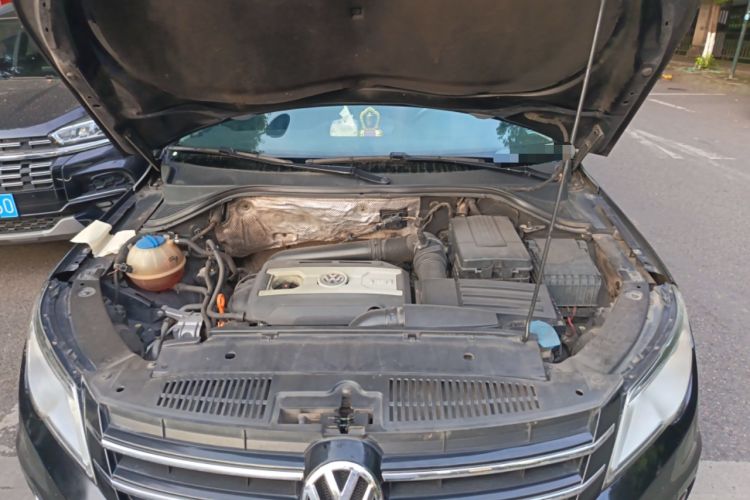 Used Volkswagen Tiguan 2010 2.0 TSI Automatic All-Wheel-Drive Elite Edition Engine Bay