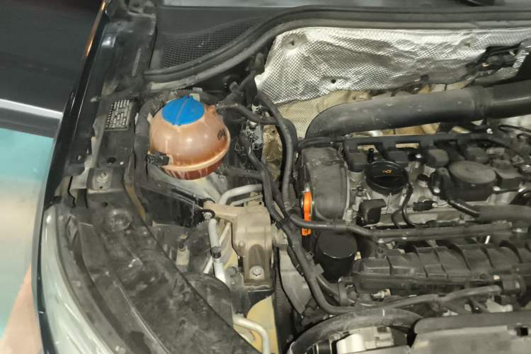 Used Volkswagen Tiguan 2010 1.8TSI Automatic All-Wheel-Drive Elite Edition Engine Bay Right