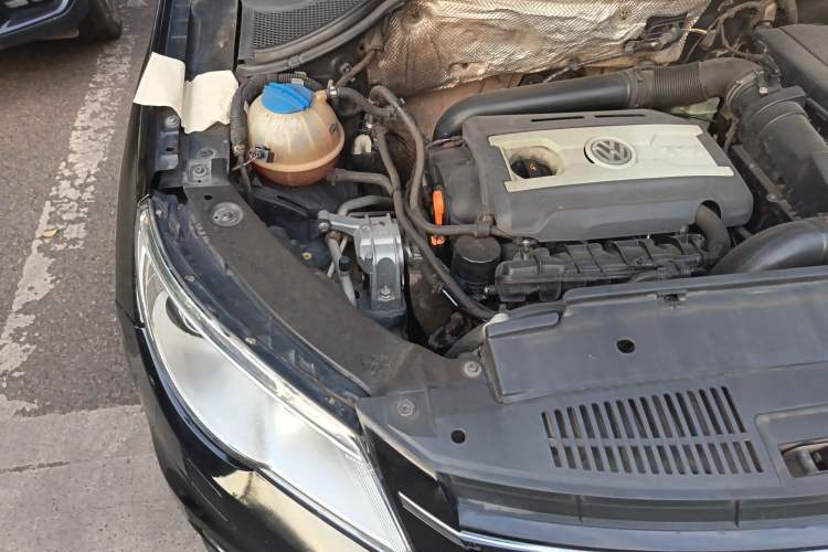 Used Volkswagen Tiguan 2010 2.0 TSI Automatic All-Wheel-Drive Elite Edition Engine Bay Right
