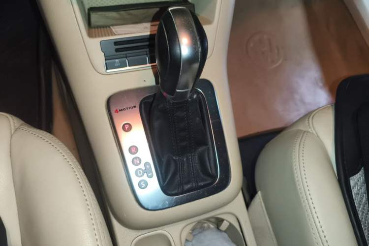 Used Volkswagen Tiguan 2010 1.8TSI Automatic All-Wheel-Drive Elite Edition Gear Lever