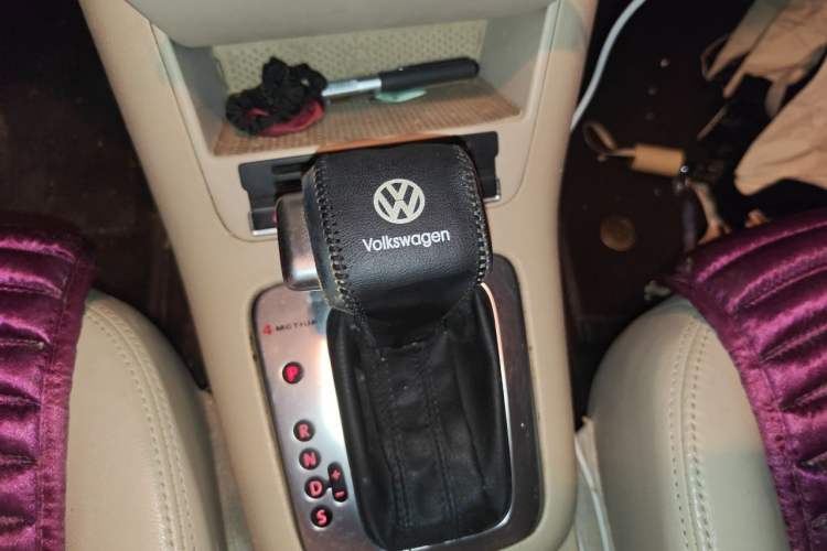 Used Volkswagen Tiguan 2010 2.0 TSI Automatic All-Wheel Drive Flagship Edition Gear Lever