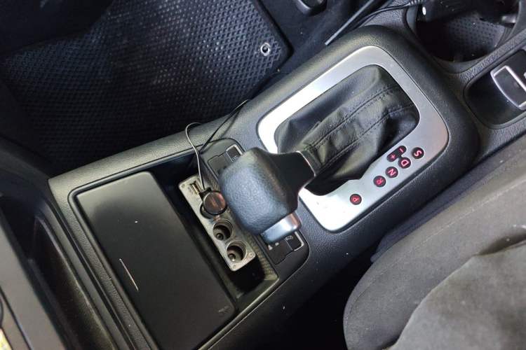 Used Volkswagen Tiguan 2010 1.8 TSI Automatic Two-Wheel Drive Urban Edition Gear Lever