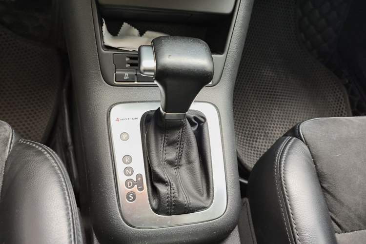 Used Volkswagen Tiguan 2010 2.0 TSI Automatic All-Wheel Drive Flagship Edition Gear Lever