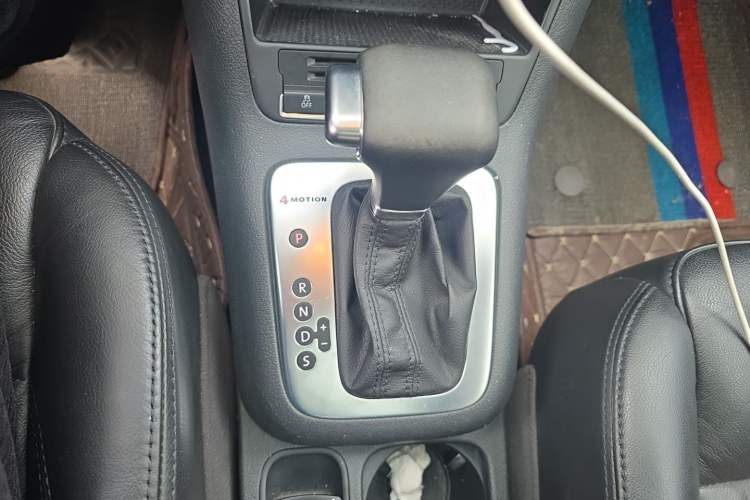Used Volkswagen Tiguan 2010 2.0 TSI Automatic All-Wheel-Drive Elite Edition Gear Lever