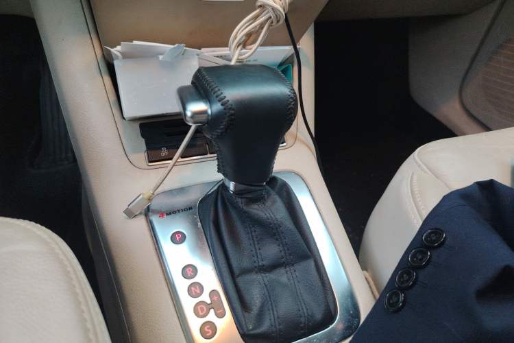 Used Volkswagen Tiguan 2010 1.8TSI Automatic All-Wheel-Drive Elite Edition Gear Lever