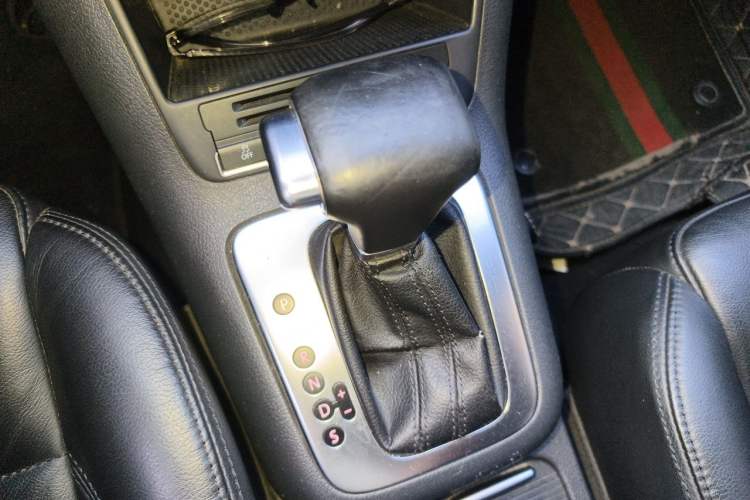 Used Volkswagen Tiguan 2010 1.8 TSI Automatic Two-Wheel Drive Trend Edition Gear Lever