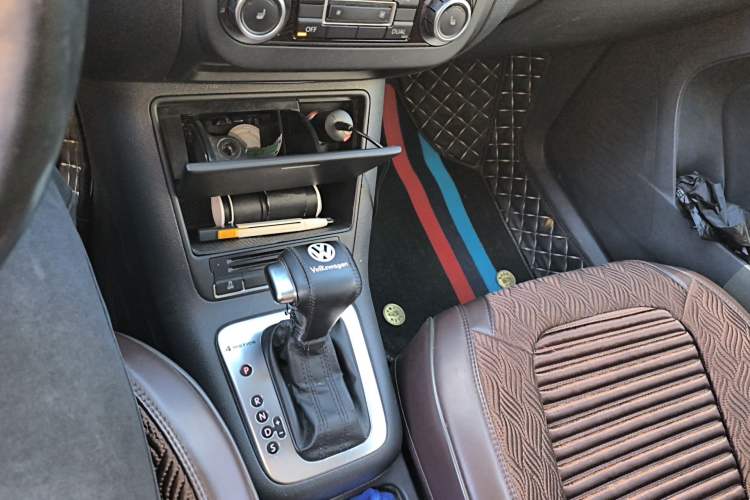 Used Volkswagen Tiguan 2010 1.8TSI Automatic All-Wheel-Drive Elite Edition Gear Lever