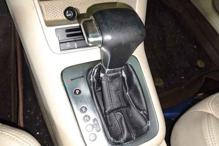 Used Volkswagen Tiguan 2010 2.0 TSI Automatic All-Wheel Drive Flagship Edition Gear Lever