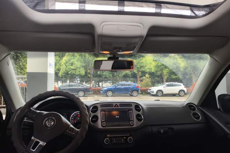 Used Volkswagen Tiguan 2010 2.0 TSI Automatic All-Wheel Drive Flagship Navigation Edition Headliner