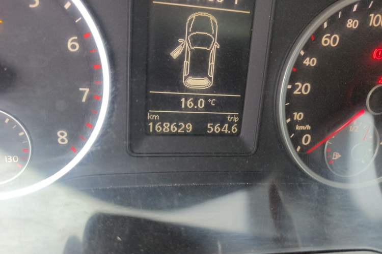 Used Volkswagen Tiguan 2010 1.8TSI Automatic All-Wheel-Drive Elite Edition Odometer Close Up