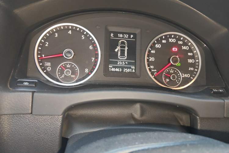 Used Volkswagen Tiguan 2010 2.0 TSI Automatic All-Wheel-Drive Elite Edition Odometer Close Up