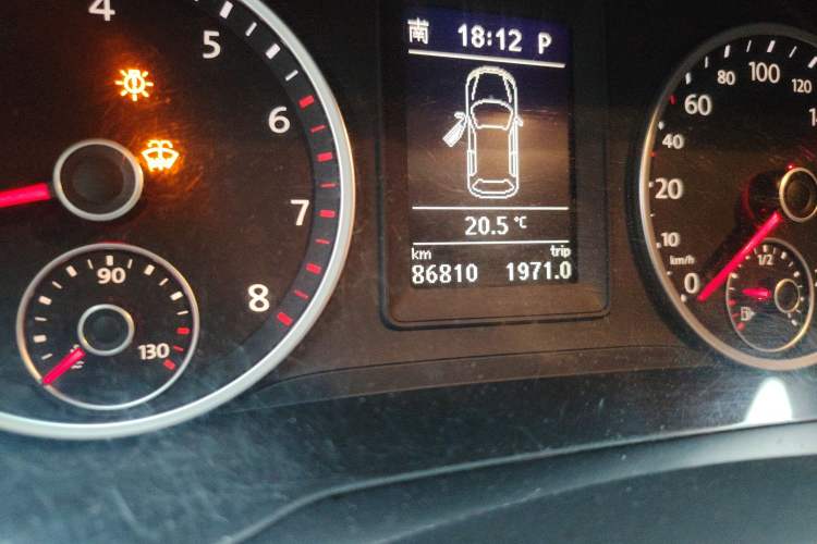 Used Volkswagen Tiguan 2010 1.8TSI Automatic All-Wheel-Drive Elite Edition Odometer Close Up