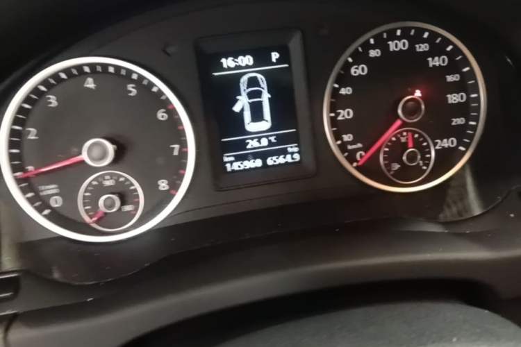 Used Volkswagen Tiguan 2010 1.8 TSI Automatic All-Wheel Drive Fashion Edition Odometer Close Up