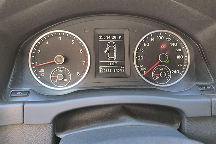 Used Volkswagen Tiguan 2010 1.8TSI Automatic All-Wheel-Drive Elite Edition Odometer Close Up