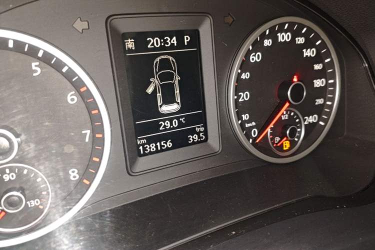 Used Volkswagen Tiguan 2010 2.0 TSI Automatic All-Wheel Drive Flagship Edition Odometer Close Up