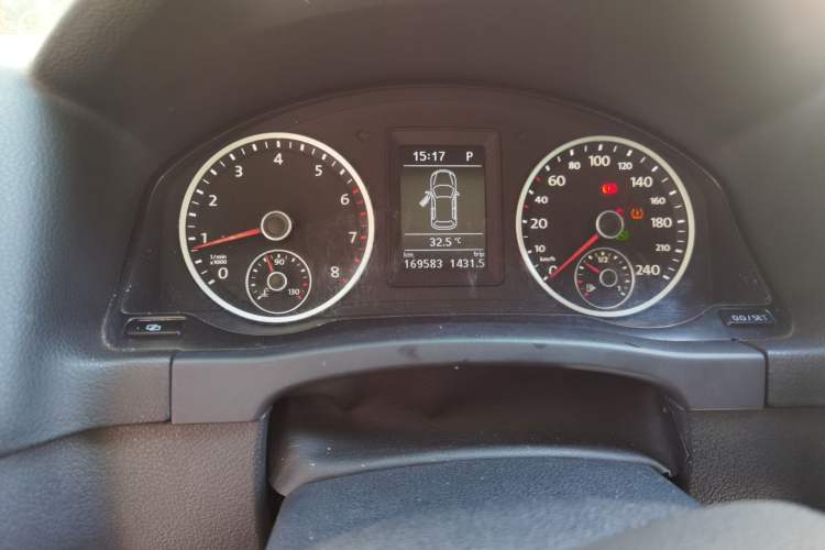 Used Volkswagen Tiguan 2010 2.0 TSI Automatic All-Wheel Drive Flagship Edition Odometer Close Up
