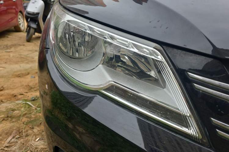 Used Volkswagen Tiguan 2010 2.0 TSI Automatic All-Wheel-Drive Elite Edition Right Front Headlight