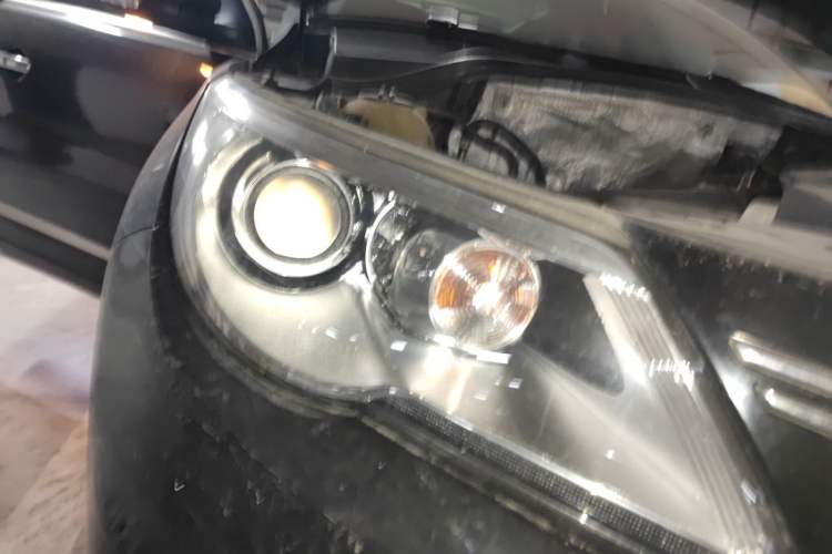Used Volkswagen Tiguan 2010 2.0 TSI Automatic All-Wheel Drive Flagship Navigation Edition Right Front Headlight