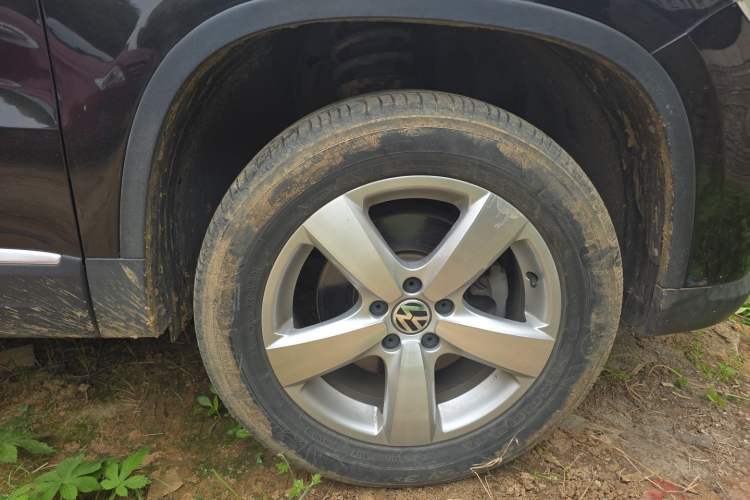 Used Volkswagen Tiguan 2010 2.0 TSI Automatic All-Wheel-Drive Elite Edition Right Front Wheel Hub