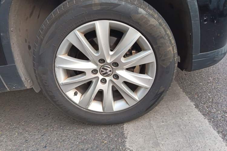 Used Volkswagen Tiguan 2010 2.0 TSI Automatic All-Wheel-Drive Elite Edition Right Front Wheel Hub