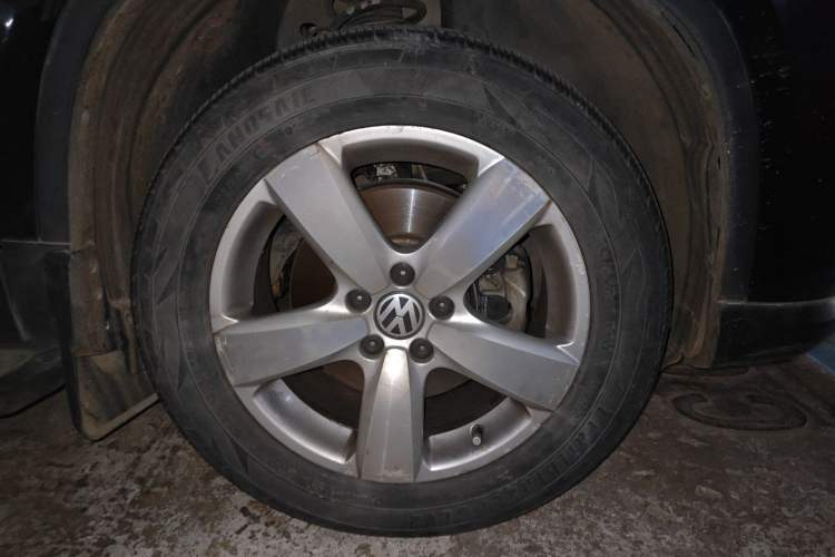 Used Volkswagen Tiguan 2010 1.8TSI Automatic All-Wheel-Drive Elite Edition Right Front Wheel Hub