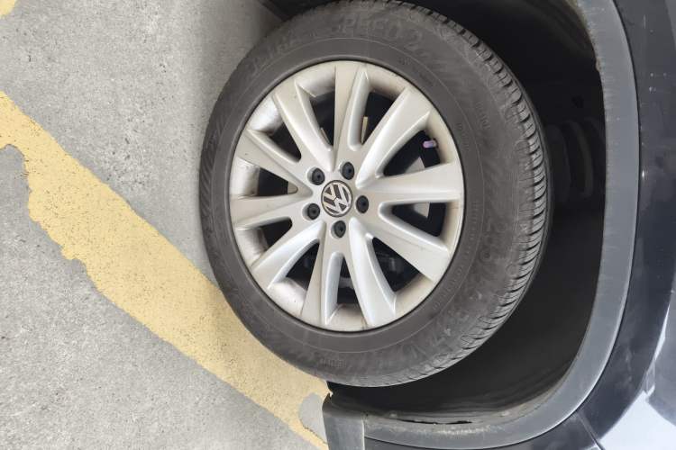 Used Volkswagen Tiguan 2010 2.0 TSI Automatic All-Wheel Drive Flagship Navigation Edition Right Front Wheel Hub