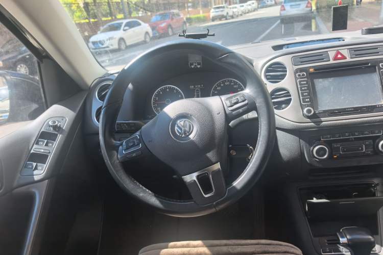 Used Volkswagen Tiguan 2010 1.8 TSI Automatic Two-Wheel Drive Urban Edition Steering Wheel