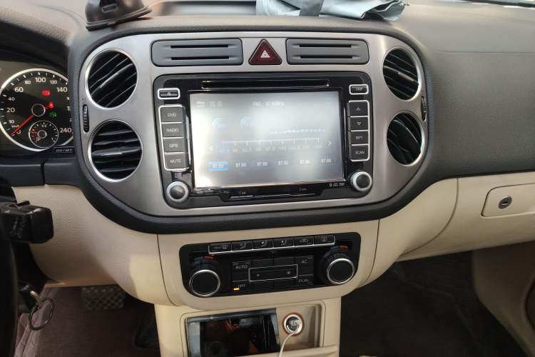 Used Volkswagen Tiguan 2010 2.0 TSI Automatic All-Wheel-Drive Elite Edition Audio And AC Panel