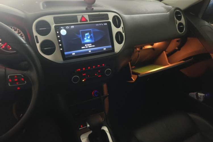 Used Volkswagen Tiguan 2010 1.8TSI Automatic All-Wheel-Drive Elite Edition Audio And AC Panel