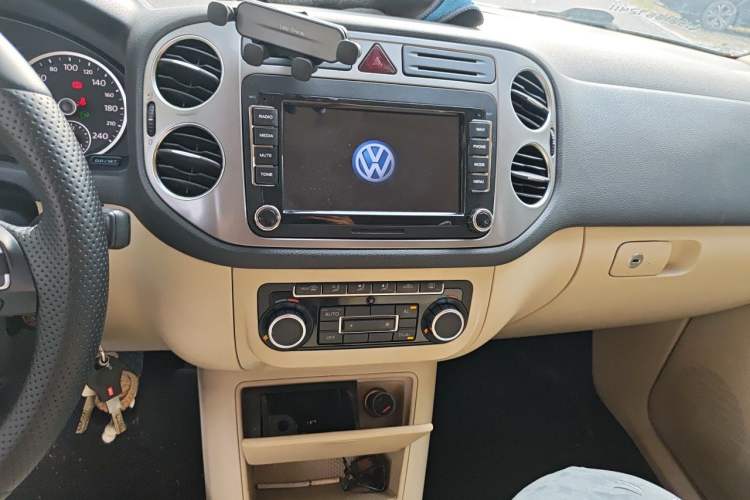 Used Volkswagen Tiguan 2010 1.8 TSI Automatic Two-Wheel Drive Trend Edition Audio And AC Panel