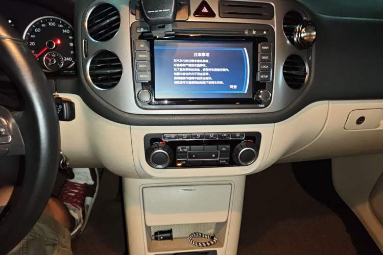 Used Volkswagen Tiguan 2010 2.0 TSI Automatic All-Wheel-Drive Elite Edition Audio And AC Panel