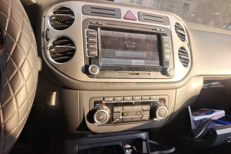 Used Volkswagen Tiguan 2010 2.0 TSI Automatic All-Wheel Drive Flagship Navigation Edition Audio And AC Panel