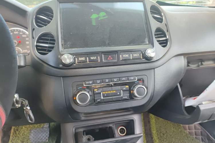 Used Volkswagen Tiguan 2010 1.8TSI Automatic All-Wheel-Drive Elite Edition Audio And AC Panel