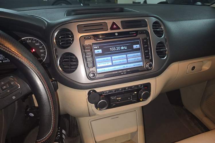 Used Volkswagen Tiguan 2010 1.8TSI Automatic All-Wheel-Drive Elite Edition Audio And AC Panel