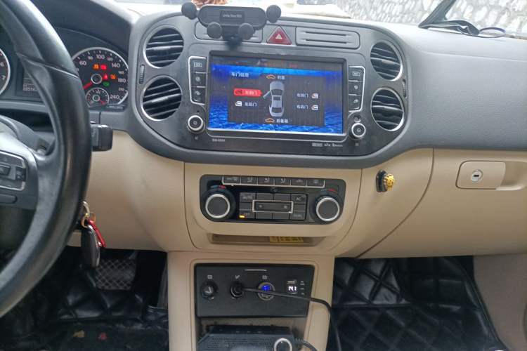 Used Volkswagen Tiguan 2010 2.0 TSI Automatic All-Wheel Drive Flagship Edition Audio And AC Panel