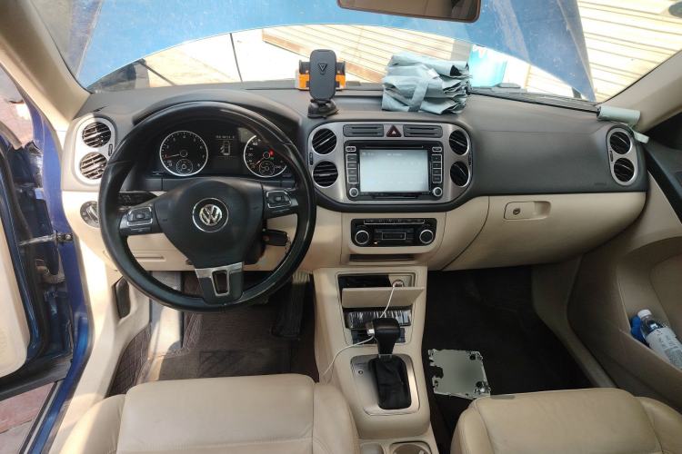 Used Volkswagen Tiguan 2010 2.0 TSI Automatic All-Wheel-Drive Elite Edition Center Console
