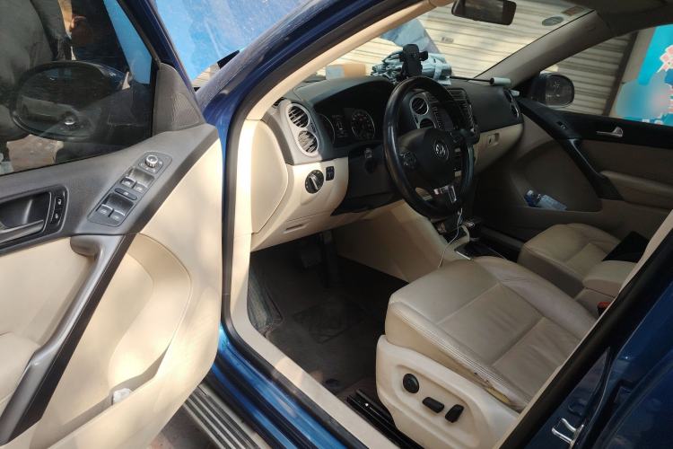 Used Volkswagen Tiguan 2010 2.0 TSI Automatic All-Wheel-Drive Elite Edition Driver Seat