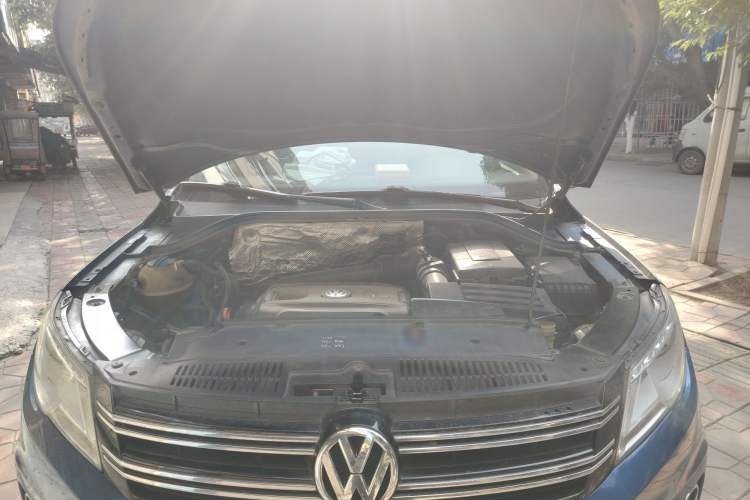 Used Volkswagen Tiguan 2010 2.0 TSI Automatic All-Wheel-Drive Elite Edition Engine Bay