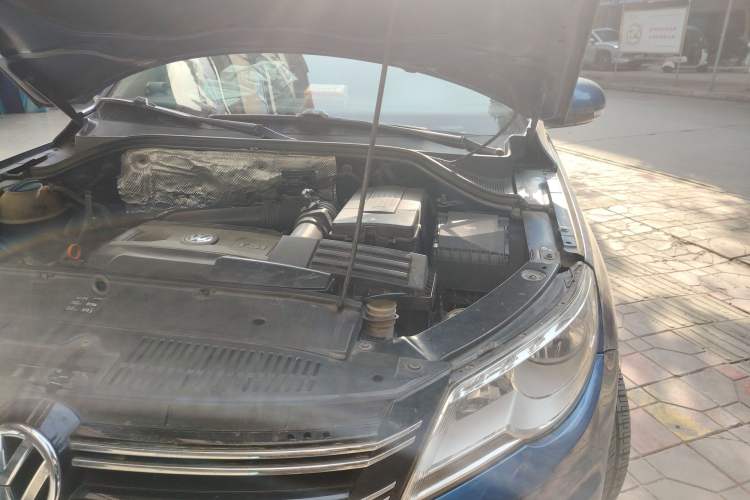 Used Volkswagen Tiguan 2010 2.0 TSI Automatic All-Wheel-Drive Elite Edition Engine Bay Left