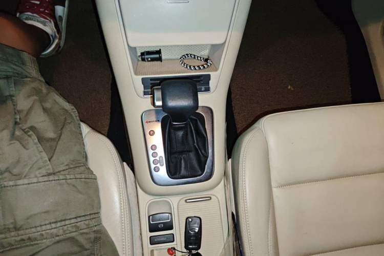 Used Volkswagen Tiguan 2010 2.0 TSI Automatic All-Wheel-Drive Elite Edition Gear Lever