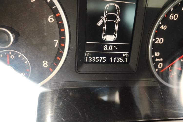 Used Volkswagen Tiguan 2010 2.0 TSI Automatic All-Wheel-Drive Elite Edition Odometer Close Up