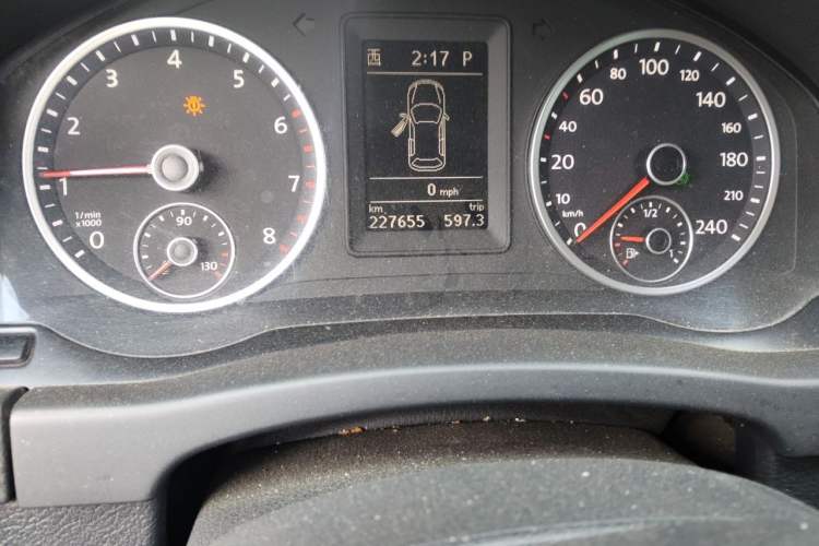 Used Volkswagen Tiguan 2010 2.0 TSI Automatic All-Wheel Drive Flagship Edition Odometer Close Up