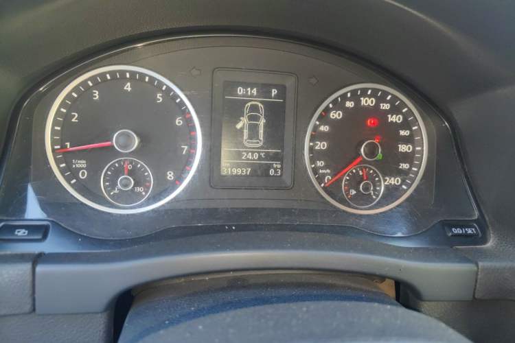 Used Volkswagen Tiguan 2010 1.8 TSI Automatic All-Wheel Drive Fashion Edition Odometer Close Up